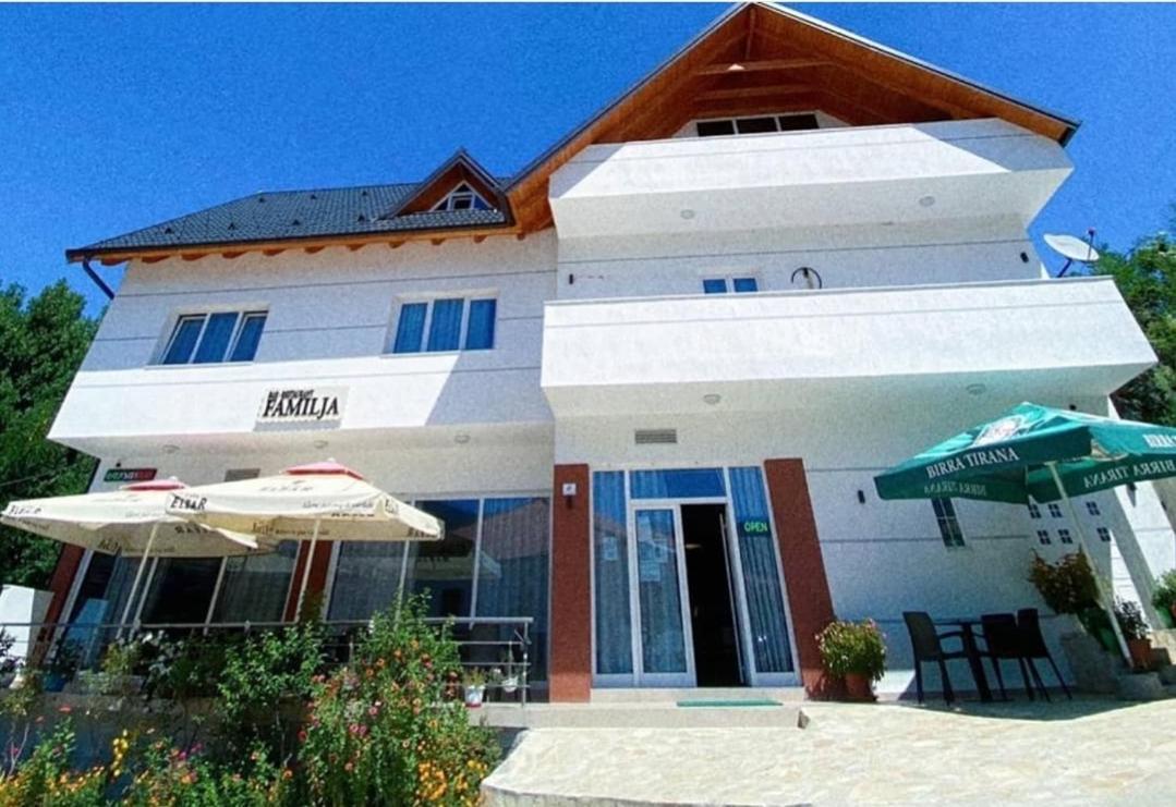 Bar-Restaurant-Hotel-Familja Klos Exterior photo